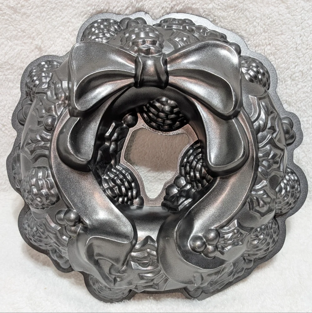 Nordic Ware Christmas Holiday Wreath Nonstick Aluminum Bundt Cake Pan 9 cup